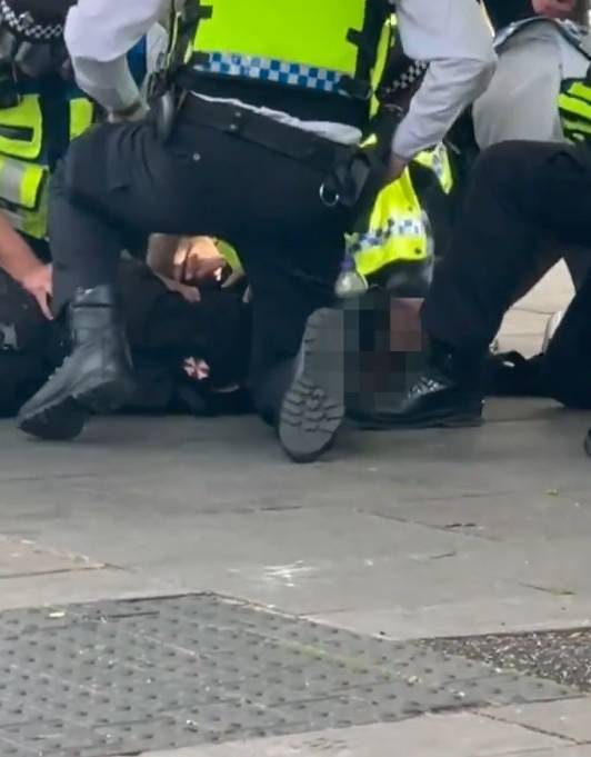 太阳报：切尔西比赛结束后，场外一16岁少年因涉嫌持仿制枪被捕